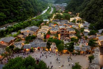 秦岭终南山寨+杜鹃花开叠水瀑布木王森林公园【2-6人团】一日【景区门票全含，景区游览时间充足，旅途行程自由，真纯玩，无套路，无任何强制消费，享受美好惬意旅行。】