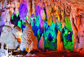 【二环内接】昆明石林风景区+九乡经典老线·纯玩团+赠送午餐【[缤纷景点]观世界地质公园聆听阿诗玛故事；近距离感受大自然鬼斧神工馈赠的奇妙，探秘地下溶洞博物馆；】