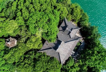 宁波溪口-滕头旅游一日【人间弥勒雪窦山+蒋氏故居+三里老街】【奉化溪口蒋氏故居：文昌阁+小洋房+武岭学校+蒋氏故居丰镐房+玉泰盐铺，走进三里老街，体验民国风情小镇】