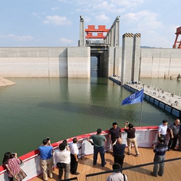 三峡垂直升船机+三峡大坝一日游【乘豪华观光游轮翻越三峡大坝】