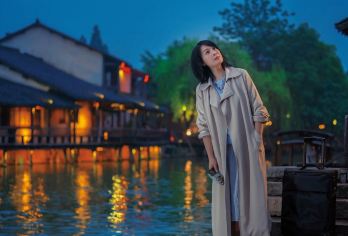 嘉兴乌镇东栅+西栅+西栅夜景一日游【双水乡纯玩 专车上门接】【[舒适跟团]双水乡组合，不紧不慢中游览两大5A级水乡古镇。推荐：东栅+西栅含夜景，一天畅玩双水乡。】