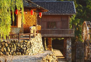 漳州旅游南靖云水谣古镇+福建永定土楼王【8人头等舱】一日游【[本地车队]厦门当地多年经营车队保证游客出行安全，合理安排节假日出行时间】