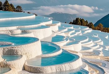 虎跳峡+白水台一日游  8人/大巴团 可选香格里拉/丽江结束【[缤纷景点]虎跳峡+白水台+哈巴雪山观景台，攻略榜前三景点全含，带您玩转香格里拉！】