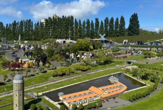 荷兰阿姆斯特丹和平宫+国际法庭+国会大厦+小人国公园一日游【景点游玩与车程时间经过精确配比，确保体验深度与舒适度。】