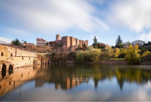 马德里出发，布伊特拉戈-德尔洛索亚小镇一日游【探访布伊特拉戈，在阿拉伯城墙与毕加索艺术中，邂逅藏于山谷的蓝白小镇与湖光山色。】