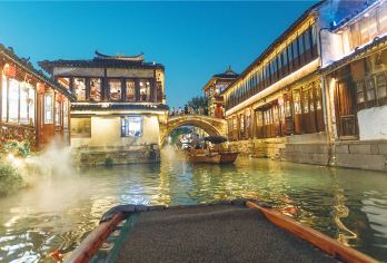 苏州周庄一日游【一价全含+含耳麦+含游船+含演出+赠咖啡】【[优选体验]体验汉服+投壶+提灯走桥，玩转周庄当地特色玩法】