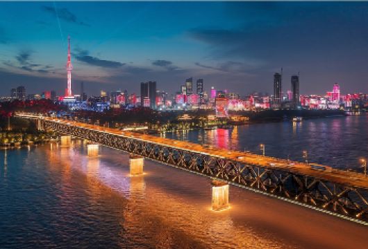 【2-6人小团-少走路】乘船两江夜游+武汉大学入校+东湖【[服务保障]24小时贴心管家+车载移动电源+矿泉水】