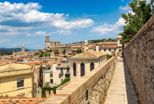 西班牙巴塞罗那 - 赫罗纳和布拉瓦海岸包车一日游【探索犹太区、哥特大教堂、埃菲尔铁桥，漫步帕尔斯镇与卡莱拉渔村，沉浸海岸风光。】