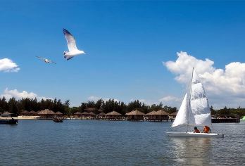 广东湛江湖光岩+特呈岛+海滨公园一日游【纯玩包车+上门接送】【[包车]独立成团，行程独立自由，时间随心，睡到自然醒！家庭出游、亲子游、一对一服务。】