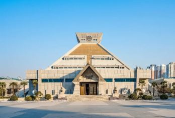 河南博物院人工讲解 橄榄游● 2.5小时资深大咖导游精讲【[橄榄游讲师团]他们博古通今，幽默睿智，善于挖掘文物背后的故事，用有趣的方式还原历史真相！】