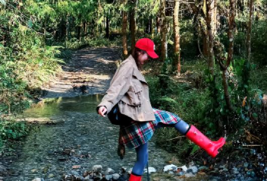 腾冲高黎贡山徒步荒野厨房一日游丨8人内小团+瀑布群+野温泉【[荒野厨房]充满野趣和故事的美食午餐，有火锅鸡汤底，炭烤土猪排五花肉，时令水果蒸红薯玉米不限量供应；】