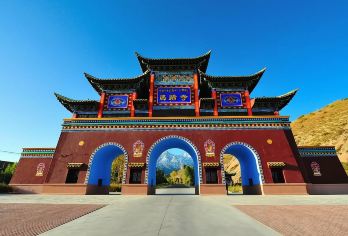 马蹄石窟群旅游区+张掖七彩丹霞旅游景区一日游【纯玩小团】【马蹄寺石窟开凿于悬崖峭壁之上，可感受祁连山的壮美！七彩丹霞荣获十大地理奇观，梦幻旅游地，网红打卡地。】