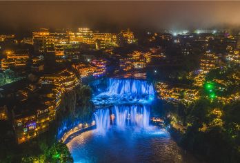 芙蓉镇+不二门温泉一日游【湘西苗寨/森林温泉/夜游芙蓉镇夜景【跨域芙蓉镇两古镇，感受湘西苗寨风情】