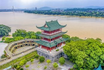 江西赣州八境台郁孤台蒋经国旧居通天岩+福寿沟+魏家大院一日活动【[专车接送，全程安排私人管家服务]】