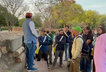 旧德里和新德里全日观光游【- 参观雄伟的贾玛清真寺，莫卧儿时代的杰作 - 乘坐传统人力车穿过月光集市和香料市场 - 探索优雅的胡马雍陵，联合国教科文组织世界遗产】