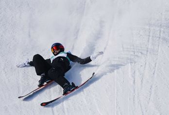 牡丹江出发，东村滑雪场一日游散客班车【东村滑雪场占地8万平方米，设施完备，有初级和中级雪道，满足不同水平的需求。吊椅设备和安全魔毯供使用。】