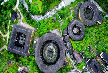 田螺坑+福建永定土楼+承启楼一日游【8人小团可选】【[玩法升级]包车游无需跟别人拼车，一台车一整天为您服务+懒人小团，酒店门口接，】