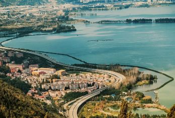 云南昆明 市区一日游：西山+滇池+民族村【拼团-特色午餐】#【西山峰峦起伏，林木苍翠，百鸟争鸣，涧壑流泉，云蒸霞蔚，景色秀丽。】