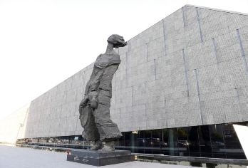 【门票全含】南京总统府+纪念馆+中山陵+报恩寺+夫子庙一日活动【历史是一座丰碑，记录着人类智慧和勇气的奇迹】