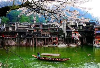 凤凰古城一日活动【讲解员带您游凤凰古城七景文化历史】【畅游凤凰古城！】