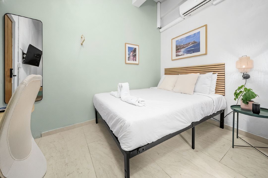 Room 9 Sleek & Serene Stay in San Juan