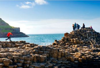 巨人之路 & 邓路斯城堡 & 贝尔法斯特一日游（都柏林出发）【在海岸线风景优美的拍照点捕捉邓路斯城堡的壮丽景色】