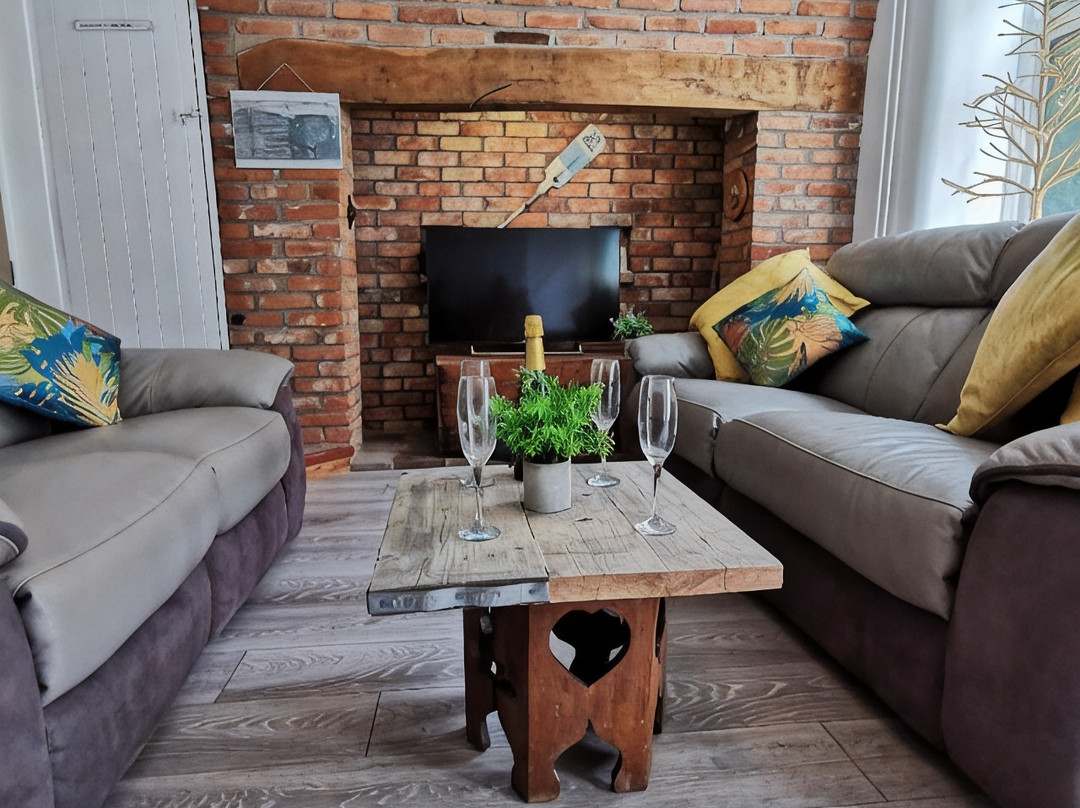 AnchorageWells King and Doubles on Room-Only or the Entire Cottage for 8 with 4 Ensuite Rooms