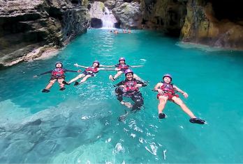 宿务卡瓦桑（巴迪安）峡谷探险和莫阿尔博阿尔岛之旅【在这段惊心动魄的旅程中征服瀑布的磅礴气势，欣赏令人叹为观止的壮丽景色。 在巴迪安镇的卡瓦山峡谷探险中，清澈湛蓝的溪水蜿蜒流淌在郁郁葱葱的峡谷中。 在清澈见底的海水中浮潜，邂逅隐藏的珊瑚花园、著名的沙丁鱼大迁徙和顽皮的海龟。】