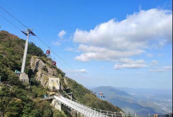 安吉云上草原、悬崖心跳乐园、霍比特小镇一日【安吉云上草原是一个集户外滑雪运动、高山观光、野奢酒店于一体的综合性高山滑雪度假区】
