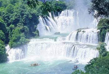 崇左德天跨国瀑布+明仕田园竹筏一日游【私家团/8人小团可选】【[一价全含]◑领略德天中越边境异域特色风情，近距离感受跨国瀑布的磅礴气势 ◑成人已含明仕田园竹筏游票】