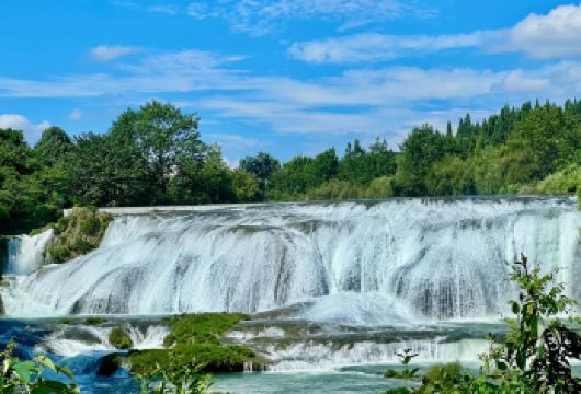 贵阳包团游：黄果树景区、陡坡塘瀑布、天星桥景区【贵阳市区往返全程灵活包团，全方位解锁黄果树景区的全景体验 贵阳一日包团游，串联黄果树、陡坡塘与天星桥，一次旅程探索瀑布群三大核心景点 漫步天星桥景区，探索水上石林和生步石，欣赏精美的喀斯特地貌景观】