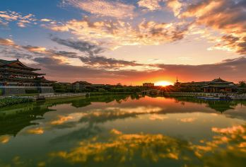 开封+清明上河园+汴梁小宋城+天波杨府/多国语言导游@【宋代张择端的名画《清明上河图》为蓝本，以北宋都城汴梁（现名开封）的市井生活和古代娱乐为题材的仿古文化】