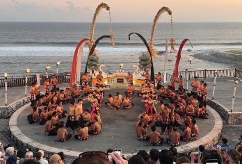 巴厘岛：巴厘岛美乐思海滩 Kecak 火舞表演（提供酒店接送服务） 【观看在令人惊叹的美乐思海滩悬崖边表演的著名的凯卡克舞和火舞 欣赏壮丽的日落美景，体验巴厘岛传奇的罗摩衍那故事 在令人叹为观止的海滨环境中欣赏正宗的巴厘岛文化表演】