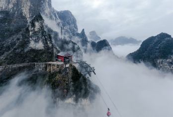 长沙+天门山国家森林公园+天门山玻璃栈道+天门洞一日游【[品质专线]全新升级深度游，高分好评，纯玩服务，含接送站，精选线路，东西线全景游；】