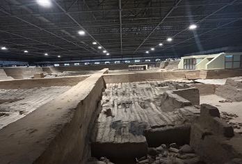 西安兵马俑+华清宫一日游【三环内接早‖长恨歌‖特色陕菜】【[亮点1]西安三环内专用小车上门接早，免去您早起的烦恼， 舒适的旅行从用车开始！】