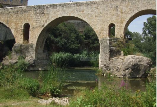 巴塞罗那出发：悬崖石村富利特堡-德拉罗卡＋贝萨卢【悬崖石村与中世纪古桥的双重视觉盛宴，一日打卡加泰罗尼亚两座秘境小镇。】