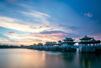 【探秘古城】广济桥+潮州古城牌坊街+韩文公祠+龙湖古寨一日游【[精品线路]精选潮州代表性景点+美食聚集地，感受千年历史名城的文化底蕴，品尝世界十大美食城市的味道。】