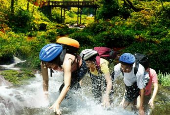 桂林漓江古东瀑布景区+冠岩一日游【8人小团/私家团可选】【[天然氧吧——古东森林瀑布]从林戏水、攀爬瀑布、畅游桂林山水】