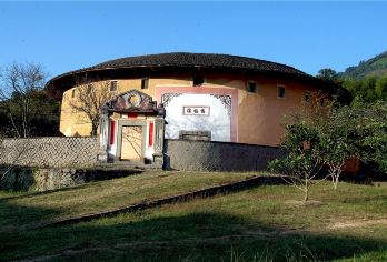 福建土楼(永定)景区一日游【土楼王+大鱼海棠同款+天天发团】【[土楼王]百年承启楼+打卡大鱼海棠取景地+天天发团+厦门/漳州往返接送】