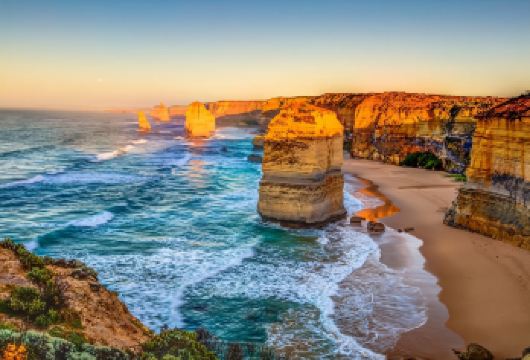 墨尔本大洋路十二门徒岩一日游【反线错峰/天天发团/可选接送】【[一日尽揽 · 海洋奇观]乘坐宽敞舒适的巴士，在240公里壮丽海岸线上自由驰骋，尽享大洋路无限风光。】