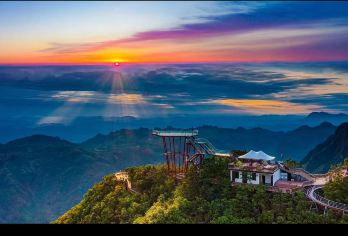 七星山一日包团+ 1520 观景台 + 玻璃栈道 + 72 座奇观塔【七星山作为新兴旅游景点，已受到游客欢迎，同时也是野外生存训练项目的主要基地。 站在海拔1520米的“天空之眼”观景台上，您可以俯瞰整个山谷的壮丽景色。 在72奇迹塔，见证一场令人叹为观止的光影、音乐和舞蹈盛宴，感受土家族古老传说的鲜活呈现。】