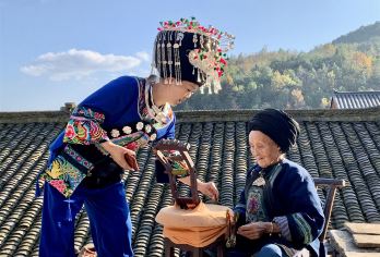 竹山苗寨+无愁河度假区+《凤凰样子》晚会一日游【精致小团】【网红打卡点《爸爸去哪儿》第五季同款景点，乘坐同款游船！】