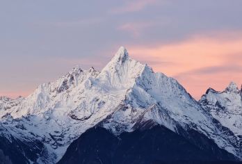 香格里拉梅里雪山一日游【日照金山+旅拍+午餐+氧气+防寒服】【[旅拍体验]重磅升级旅拍项目，行程可在纳帕海景点体验免费换装旅拍：含1套服装+简妆+底片2张！】