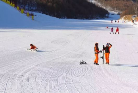 西安翠华山滑雪场一日游【含雪票+三环内接送+小车出行】纯玩【西安市三环内接送让您出行无忧】