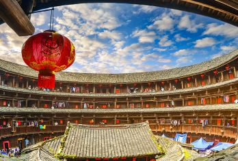 南靖云水谣古镇+福建土楼(南靖)景区一日游【小团可选】【[古风小镇]慢走在茶马古道石板路，远离城市喧器，见秋水与碧云相逢出。】