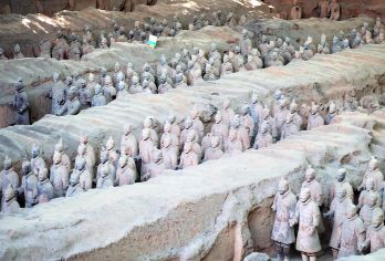 兵马俑+华清宫一日游【15-20人小团丨三环内接丨可选演出】【[服务保障]优选专业资深司机为您保驾护航+三环内酒店上门接早+景点浏览时间更充裕，轻松亲子游和家庭游】