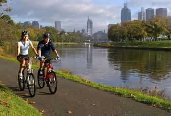 【踏青赏花】东莞松山湖单车环湖骑行+浪漫百花园1日游【环湖骑行：松山湖环湖骑行，迎着风吹，一路欣赏着松山湖美景，心飞扬。】