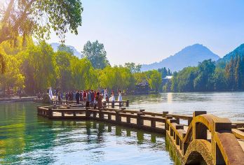 真纯玩晚班车15人内团：西湖游船+灵隐寺+苏堤+花港观鱼一日【不用起早，晚班车，游览轻松。】