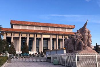 天安门广场升旗【VIP私家团 四环内上门接 含讲解多语种】【[必打卡景点·天安门广场]天安门广场看升旗，四环内上门接，省心省力】