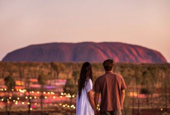 乌鲁鲁原野星光展【可升级含日落/晚宴+英文服务+酒店接驳】【[活动推荐]天天发团，度假村酒店接驳！三大套餐：原野星光展门票/日落+原野星光展/晚宴+原野星光展！】